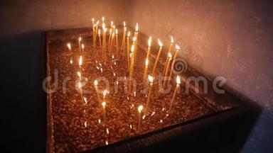 用火柴点燃蜡烛来获得浪漫的烛光。 桌子上摆着令人惊叹的<strong>香烛</strong>和烛台。 住宿